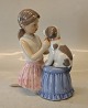 0452 Kgl. Pige giver sin hund sløjefe på 17 x 16 cm fra figurserien børn med kæledyr  (1249452) Kongelig Dansk Porcelænsfigur