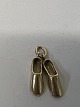 Antik Huset præsenterer: Et par sko Vedhæng/Charms i 14 karat guld.Højde: 1,7 cm.