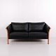 Osted Antik & Design præsenterer: Hjort Knudsen Classic 2 Personers Tremmesofa i Sort Læder og Massivt Træ