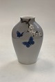 Danam Antik præsenterer: Bing og Grøndahl Vase med Blå Sommerfugle No. 7777/239