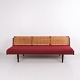 Osted Antik & Design præsenterer: Hans J. Wegner GE-258 Daybed i Teak og Flet for Getama fra 1950’erne