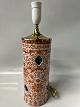 Antik Huset præsenterer: Kinesisk bordlampe med jernrøde blomster.Højde 42,0 cm.