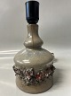 Antik Huset præsenterer: Bordlampe i keramik rå knopret struktur med lys og mørk glasurHøjde 24,0 cm.
