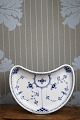 K&Co. præsenterer: Royal Copenhagen Musselmalet Halvblonde halvmåne formet fad...