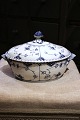 K&Co. præsenterer: Musselmalet Helblonde oval terrin fra Royal Copenhagen...