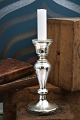 K&Co. præsenterer: Antik, 1800 tals lysestage i mundblæst fattigmandssølv. H: 19cm.