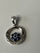 Antik Huset præsenterer: Vedhæng, med blå safir og indlagte Diamanter, i 14 karat hvidguld.Længde: 1,9 cm.