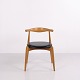 Osted Antik & Design præsenterer: Hans J. Wegner CH20 Stol i Eg og Sort Læder for Carl Hansen & Søn