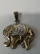 Antik Huset præsenterer: Elefant Vedhæng, 8 Kt. rød /hvidguld med en diamant.Højde 3,2 cm.