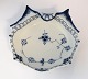 Lundin Antique præsenterer: Royal Copenhagen. Musselmalet, helblonde. Asiet. Model 1075. Bredde 19 cm. (1 ...