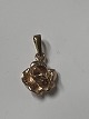 Antik Huset præsenterer: Rose i Charms / Vedhæng 8 karat Guld.Højde 1,7 cm.