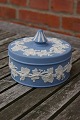 Antikkram præsenterer: Flot og velholdt bonbonniere fra Wedgewood, England.