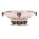 Aabenraa Antikvitetshandel præsenterer: Stor Georg Jensen Grape jardiniere i sterlingsølv #296B. H: 10,6cm. L: ...
