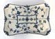 Lundin Antique præsenterer: Royal Copenhagen. Musselmalet, Helblonde. Firkantet fad. Model 1195. Længde 24,5 ...