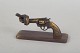 L'Art præsenterer: Carl Fredrik Reuterswärd, Non-Violence miniaturebronzeskulptur.