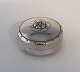 Lundin Antique præsenterer: Georg Jensen. Sterling pilleæske. Design 79D. Diameter 3,5 cm