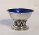 Lundin Antique præsenterer: Georg Jensen. Sterling saltkar med blå emalje. Design 180. Diameter 5,5 cm. ...
