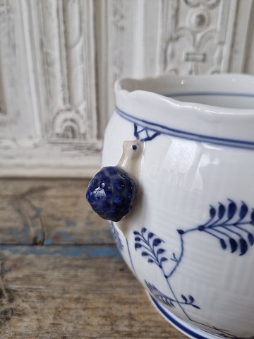 Royal Copenhagen Musselmalet riflet urtepotteskjuler 
no. 126