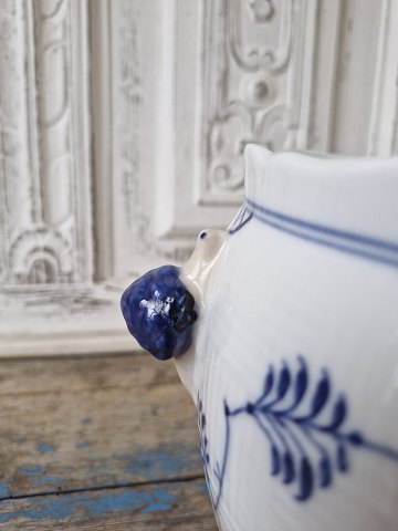 Royal Copenhagen Musselmalet riflet urtepotteskjuler 
no. 126