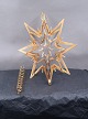 Georg Jensen Julepynt. 24 forskellige lysholdere i forgyldt messing, placeret i 2 hylder i trækasse