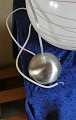 Flotte og velholdte par loftlamper i hvidt glas med dekorationer, H ca. 47cm med ophæng. Skal afhentes.