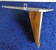 Hjørnehylde i mørkt træ til ophæng. B 42cm - H 26cm