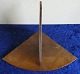 Hjørnehylde i mørkt træ til ophæng. B 42cm - H 26cm