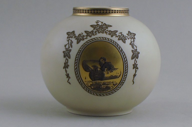 Royal Copenhagen porcelænsvase med motiv fra H. C. Andersen´s eventyr, "Den 
flyvende kuffert".