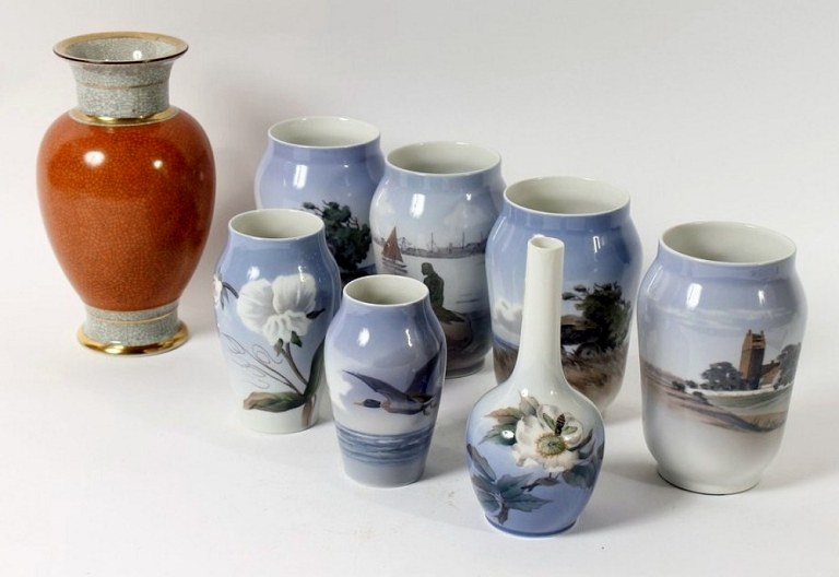 Royal Copenhagen, samling af vaser med forskellige motiver samt krakéle vase.