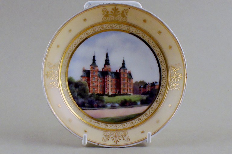 Antik Royal Copenhagen tallerken med motiv af Rosenborg i overglasur teknik.