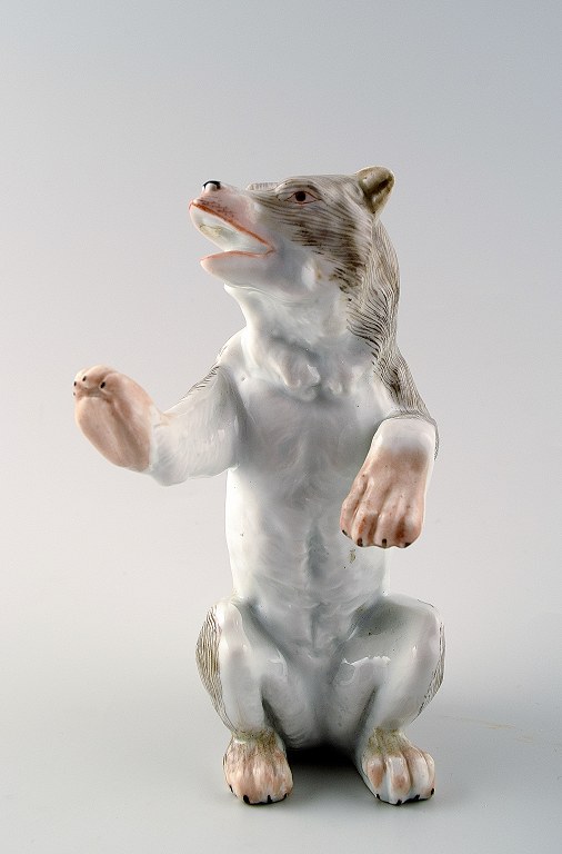 Antik porcelænsfigur af stående bjørn, Meissen stil, sent 1800-tallet.
