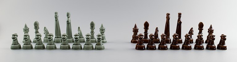 SVEN WEJSFELT, for Gustavsberg, komplet sæt skakbrikker i keramik.

