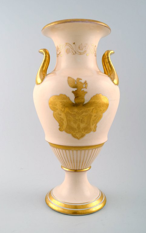 Stor B&G, Bing & Grøndahl vase i lyserød med hanke i guld.
