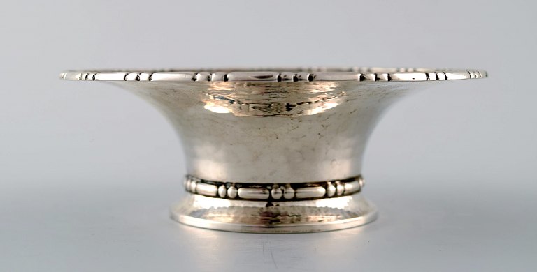 Tidlig F. Hingelberg skål af tretårnet sølv, klassisk design, hammerslået.
