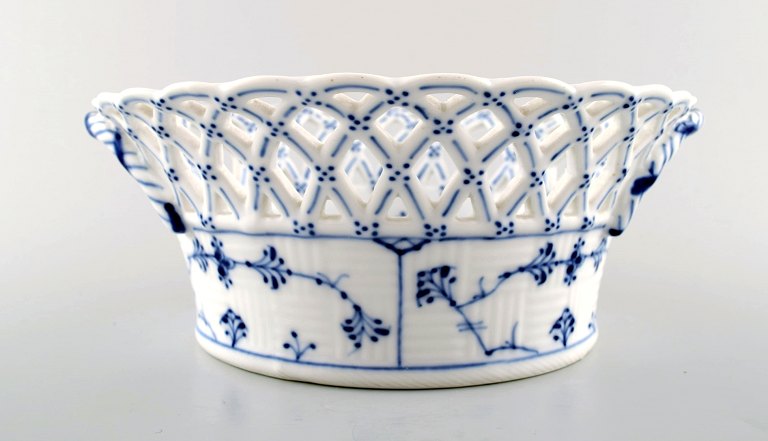 Royal Copenhagen Blue Fluted Full Lace fruit bowl.
Decoration number: 1/1052.