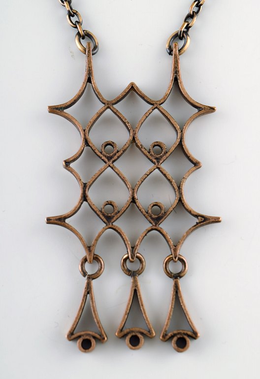 Pentti Sarpaneva, Finland. Vintage modernist large necklace in bronze, hand 
made.
