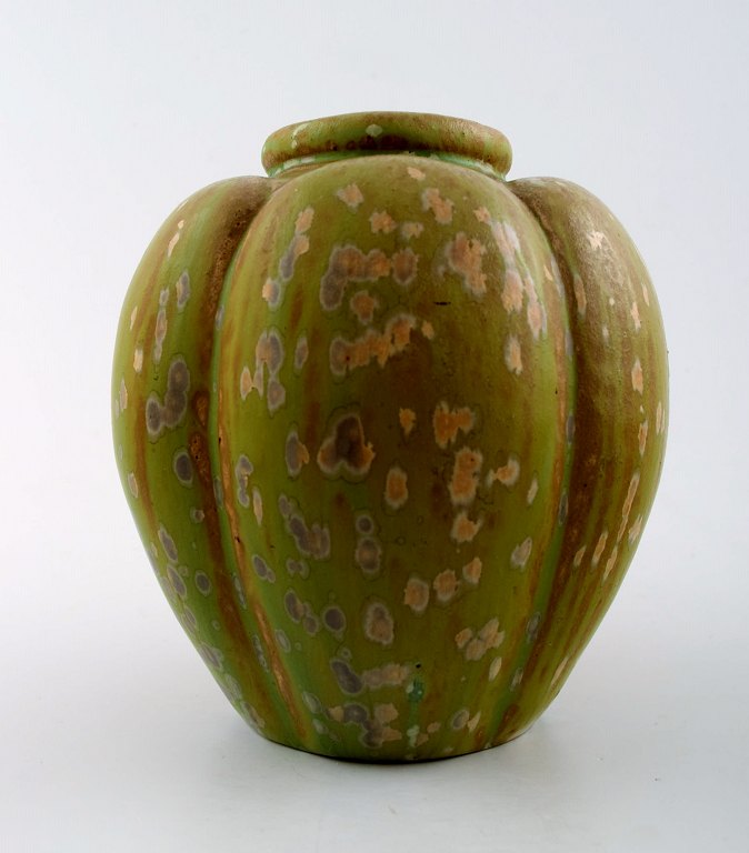 Arne Bang. Organisk vase af stentøj modelleret med buklet korpus, dekoreret med 
mørk spættet glasur.