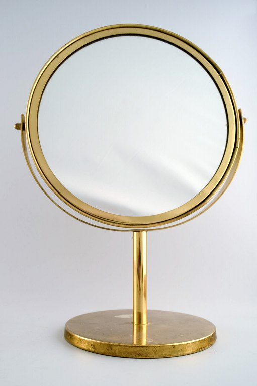 HANS-AGNE JAKOBSSON. Table mirror / make-up mirror of brass.
Designed approx. 1960s.
