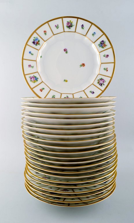 23 Royal Copenhagen Henriette. Hand painted porcelain. 
Henriette 23 dinner plates no. 444/8549.