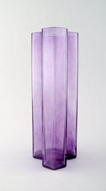 Bertil Vallien, Kosta Boda, serien Mosaik, vase af lilla kunstglas. 
