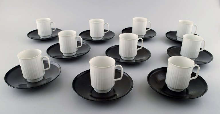 Tapio Wirkkala for Rosenthal Studio-line Porcelain noire, 10 p. coffee /mocha 
service in black and white porcelain, modern design, fluted. Designed in 1962.