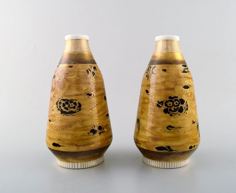 Theodor Larsen for Royal Copenhagen. Et par vaser af porcelæn dekoreret i guld 
og sort. Japanisme.