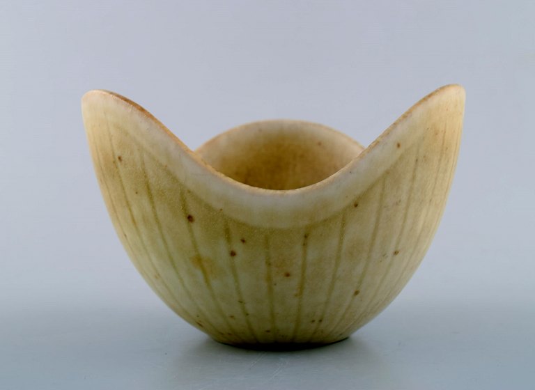 Rorstrand / Rörstrand stoneware bowl by Gunnar Nylund.
