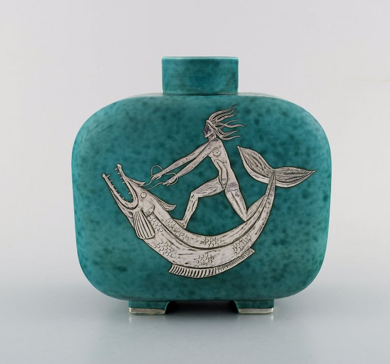 Wilhelm Kåge, Gustavsberg, Argenta Art deco vase sølvindlæg. Motiv af havmand på 
fisk.
