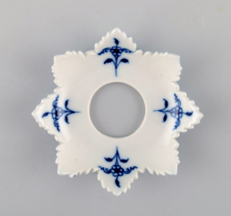 Meissen blue onion patterned candle ring, 1900s.
