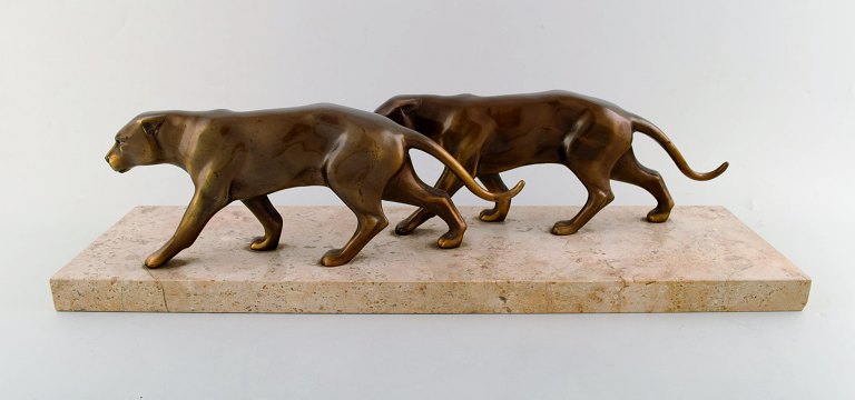 Large art deco figure of two panthers in patinated bronze on marble base. 
1930/40