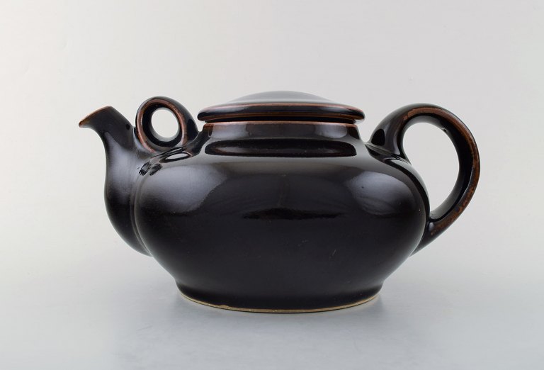 Edith Sonne Bruun for Bing & Grondahl / B&G. Large tea pot in stoneware, 
decorated in brown shades. 1960