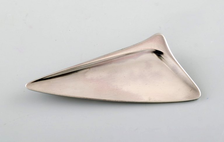 Henning Koppel for Georg Jensen. Modernistisk broche i sterlingsølv. 
Designnummer 327. 
