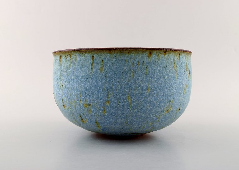 Helle Allpass (1932-2000). Large Bowl of glazed stoneware in beautiful turquoise 
glaze with iron spots. 1960 / 70