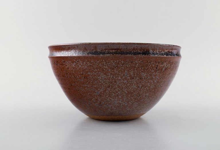 Helle Allpass (1932-2000). Bowl of glazed stoneware decorated with a beautiful 
glaze in brown and violet shades. 1960 / 70